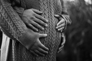 Il mancato rinnovo di un contratto a termine a una lavoratrice in stato di gravidanza costituisce una discriminazione sul lavoro basata sul sesso