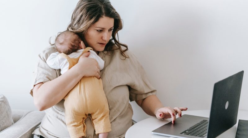 È nullo il licenziamento della lavoratrice madre per assenza ingiustificata da lavoro. Infatti, il licenziamento della lavoratrice madre è nullo a meno che ricorra un’ipotesi di: colpa grave della lavoratrice costituente giusta causa per la risoluzione del rapporto di lavoro