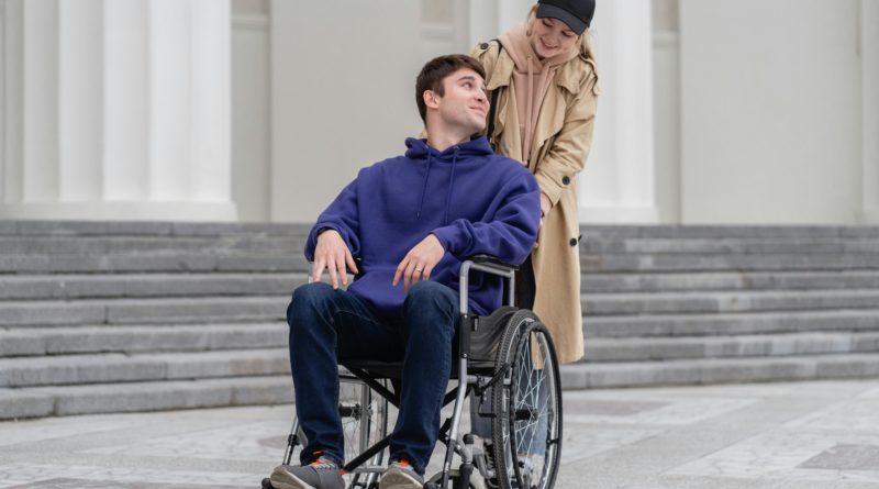 Costituisce licenziamento discriminatorio quello irrogato al dipendente che assiste un familiare disabile per i quali usufruisce dei permessi di cui alla legge 104
